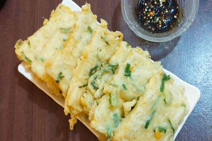 <p>Ket Foto: Ilustrasi foto tempe mendoan lengkap dengan cocolannya (Foto/Pinterest/Tempe Mendoan)</p>

