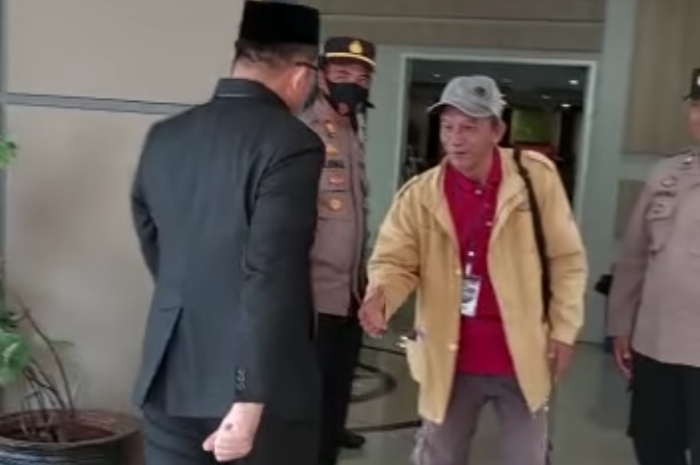 <p>Ket Foto: Ketua DPRD Luwu Timur tolak bersalaman dengan seorang bapak (Foto/Facebook/Ria Astuty)</p>
