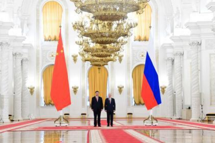 <p>Keterangan Foto : Vladimir Putin dan Xi Jinping saat mengadakan konferensi pers di Moskow, (Foto/Twitter/@pjotsauver)</p>