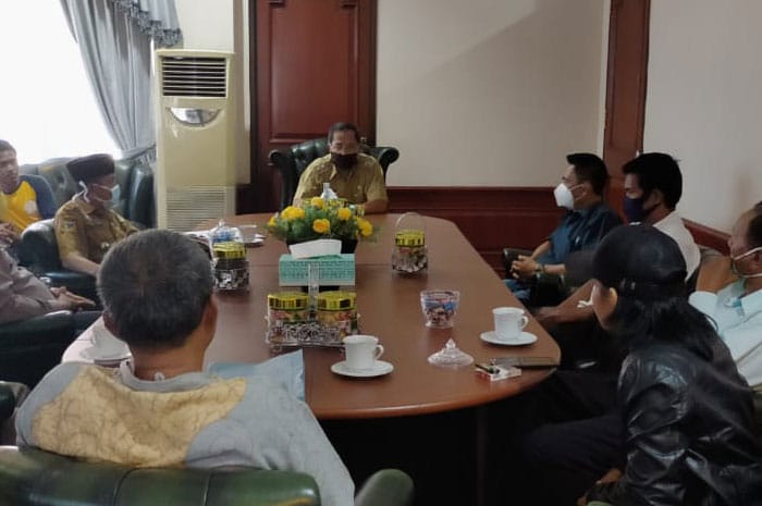 <p>Wabup Parimo Terima Aduan Warga Desa Pelawa Parimo, di ruang kerja Wabup, Selasa 30 Juni 2020.</p>
