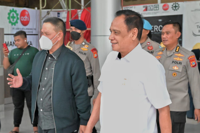 <p>Keterangan Foto : Wagub Sulteng Ma’mun Amir saat menjemput Kapolda Sulteng Irjen Pol. Agus Nugroho (Foto/Biro Administrasi Pimpinan)</p>
