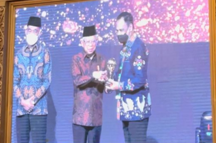 <p>Keterangan Foto: Wagub Sulteng menerima penghargaan UHC 2023,(Foto:/ Biro Administrasi Pimpinan Setda Provinsi Sulteng)</p>
