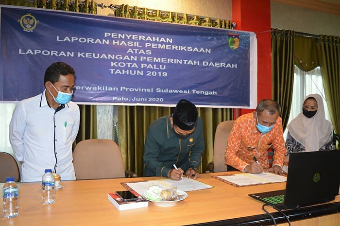 <p>Wali Kota Palu Menerima Laporan Hasil Pemeriksaan Keuangan dari BPK.</p>
