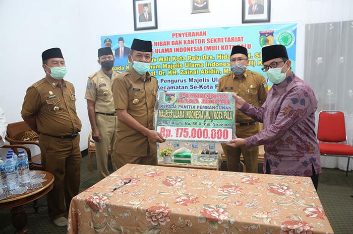 <p>Pemkot Serahkan Dana Hibah Ratusan Juta ke MUI Kota Palu</p>
