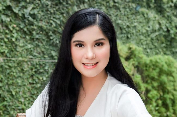 <p>Ket Foto: Jejak Karier Sang Istri AHY (Foto/Pinterest @hotnews)</p>
