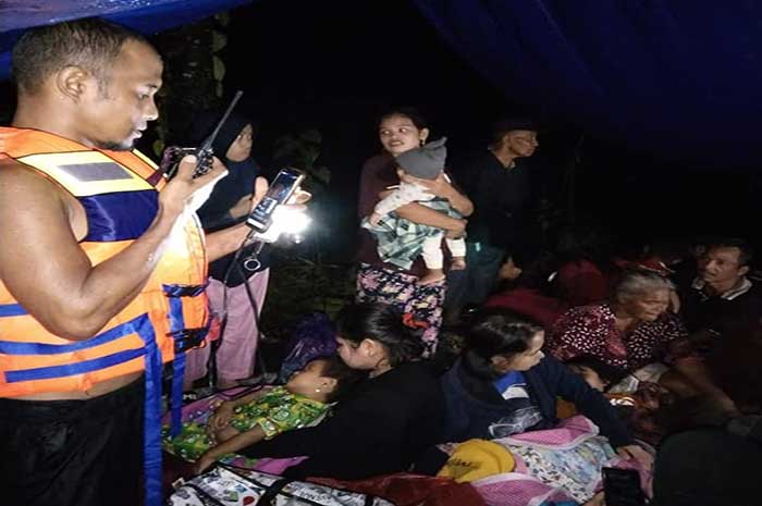 <p>Foto: Warga Malunda Mengungsi Khawatir Bencana Tsunami Pasca Gempa Majene.</p>
