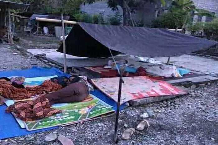 <p>(Foto: Kondisi warga yang memilih untuk mendirikan tenda darurat sementara di halaman rumah. ICT)</p>

