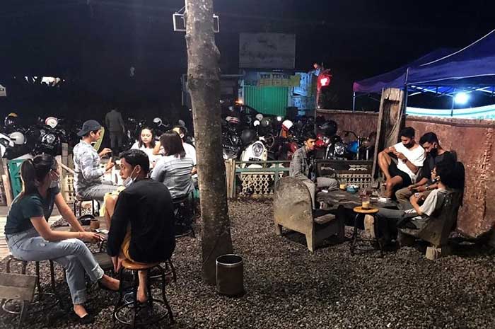 <p>Foto: Kerumunan warga di Cafe dan Tempat Makan.</p>
