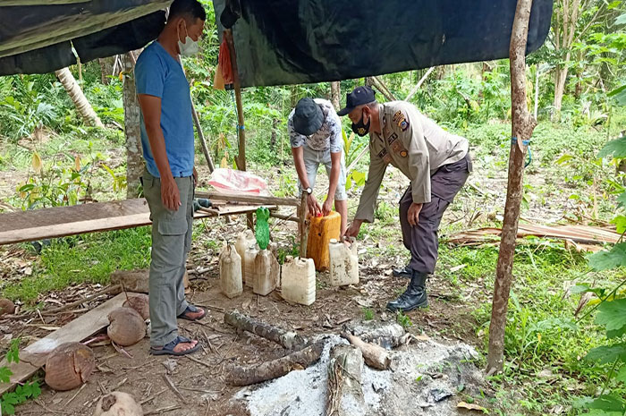 <p>Foto: Polsek Bunta Grebek Tempat Produksi Miras di Banggai, Sulteng. Minggu 27 Februari 2021.</p>
