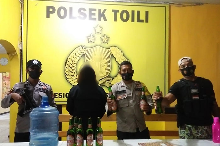 <p>Foto: Polisi tangkap IRT diduga penjual miras di Banggai, Sulteng. Rabu 3 Maret 2021.</p>
