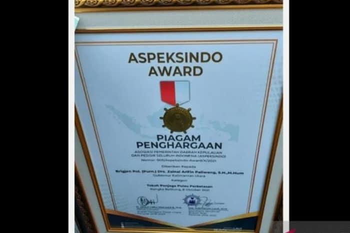 <p>Foto: Gubernur Kalimantan Utara Terima Penghargaan Tokoh Penjaga Perbatasan.</p>
