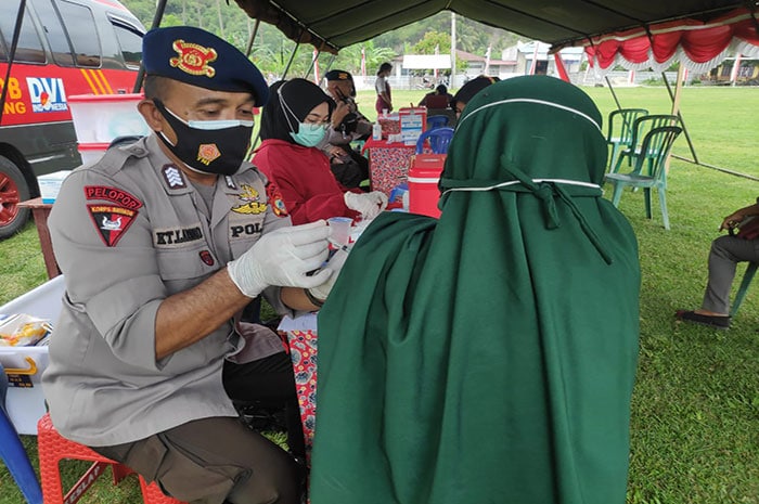 <p>Foto: Pelaksanaan vaksinasi massal.<br />
HUT Korps, Brimob Polda Sulteng Gelar Vaksinasi Massal.</p>
