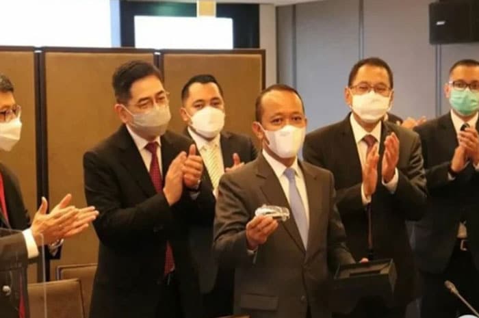 <p>Foto: Bahlil Lahadalia (tengah) Bersama Petinggi Foxconn di Taiwan.<br />
Menteri Bahlil Lahadalia Dapat Komitmen Investasi Baterai Listrik dari Foxconn.</p>
