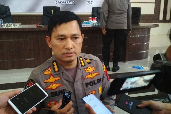 <p>Foto: Kabid Humas Polda Sulawesi Selatan Kombes E Zulpan.<br />
Oknum Polisi di Sulsel Terancam Diberhentikan.</p>
