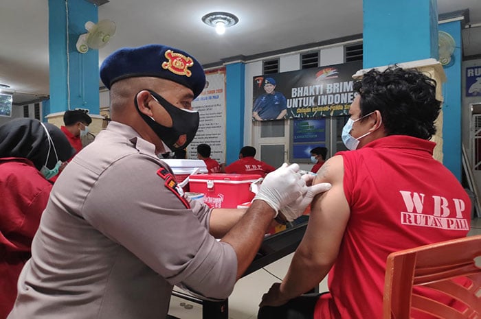 <p>Foto: Pelaksanaan vaksinasi.<br />
Brimob Sulawesi Tengah Vaksinasi Warga Binaan Lapas Kelas IIA Palu.</p>
