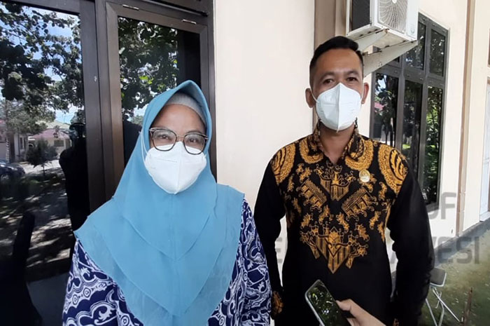 <p>Foto: Kabid perempuan dan anak DP3AP2KB Parimo, Kartikowati dan Anleg DPRD Parimo, Ferry Budiutomo.<br />
DP3AP2KB Perbaharui Kepengurusan P2TP2A di Kecamatan.</p>
