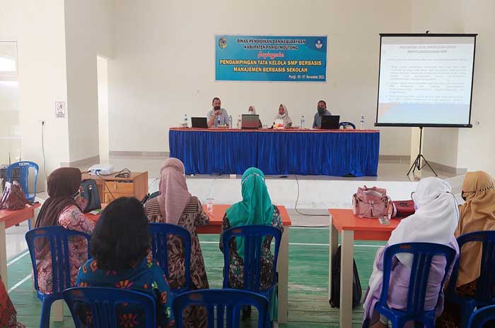 <p>Foto: Monitoring Kemendikbud di Parigi Moutong.<br />
Kemendikbud Monitoring Realisasi Pembangunan Sanitasi Sekolah di Parigi Moutong.</p>
