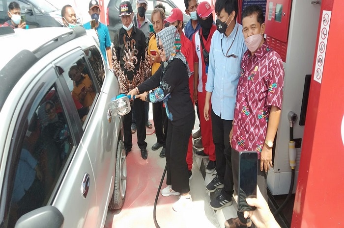 <p>Kadis Koperasi dan UMKM Parigi moutong (Pariimo) Sofiana Lakukan Pengisian Perdana pertashop di KSP Gotong Royong/opi</p>
