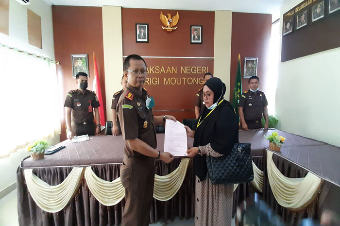 <p>Foto: Kajari Parimo serahkan berita acara penanganan perkara restoratif justice.<br />
Kejari Parimo Tuntaskan Satu Perkara lewat Restoratif Justice. </p>
