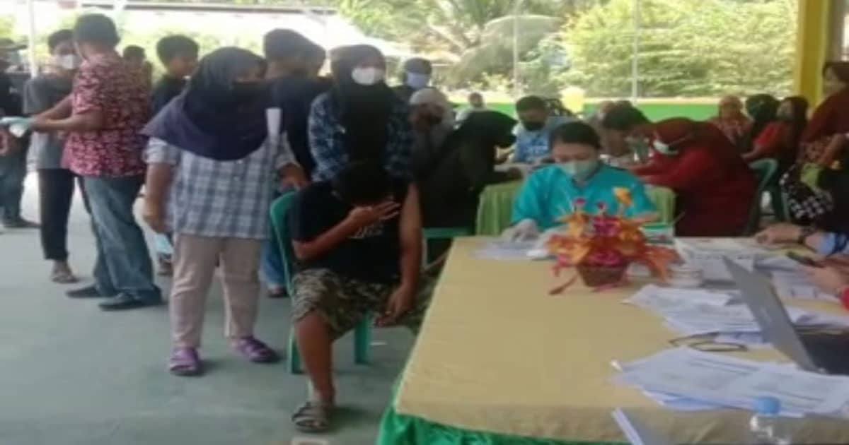 <p>Foto: Salah satu warga disuntik vaksin covid19 di Kalamalea, Poso.<br />
Ratusan Warga Kalamalea Poso Datangi Gerai Vaksinasi Covid19.</p>
