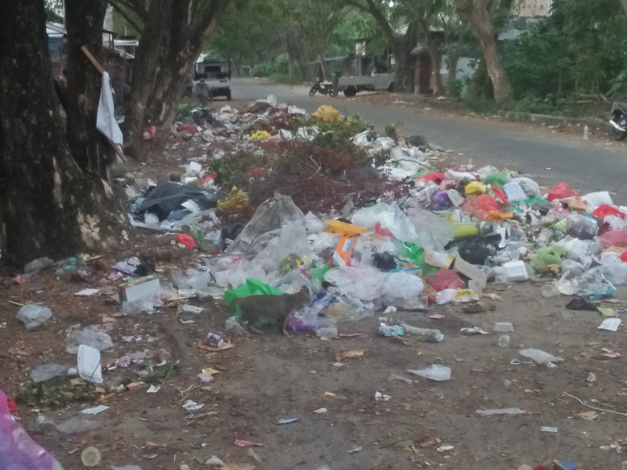 <p>Ket Foto: Tumpukan Sampah menutupi Badan Jalan di Pasar Sentral Parigi. (Foto/ Ikhsan gemasulawesi.com)</p>
