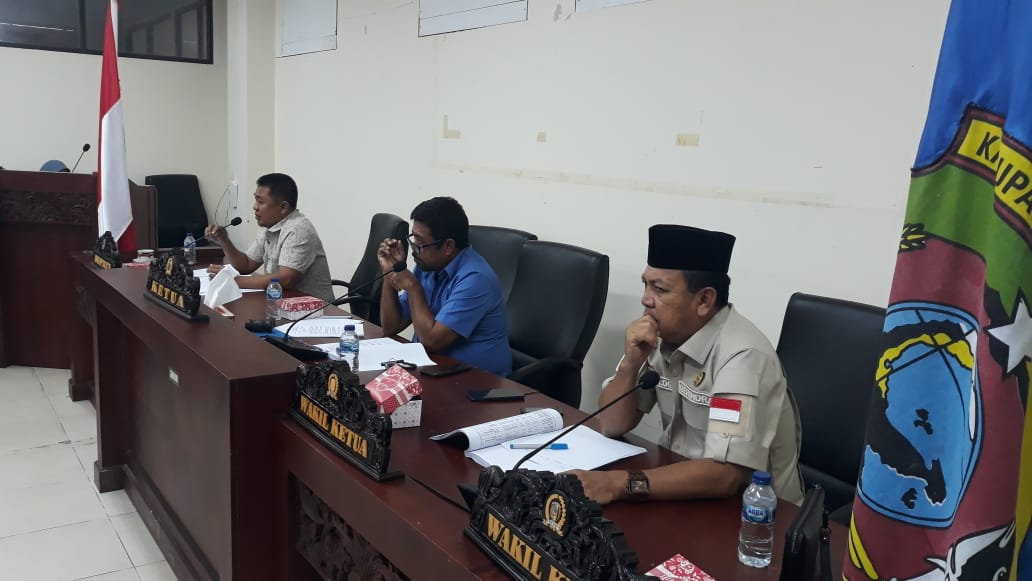 <p>Ket Foto: Anggota Pansus DPRD Parigi Moutong, mendengarkan Penjelasan Inspektorat Terkait Temuan Berulang. (Foto/Istimewa)</p>
