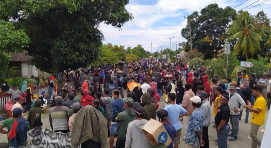 <p>Ket Foto: Aksi Demo Tolak Tambang di Parigi moutong, Blokade Jalan Poros Trans Sulawesi Parigi Moutong. (Foto/ Istimewa)</p>
