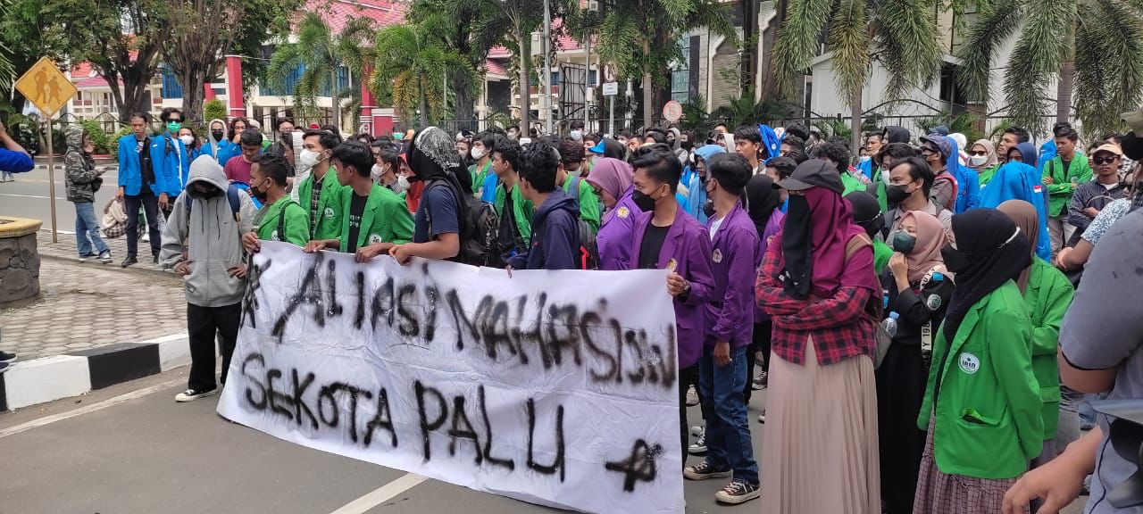 <p>Ket Foto: Unjuk rasa Aliansi Mahasiswa se-Kota Palu, 15 Februari 2022.  Aksi Solidaritas Atas Tewasnya Erfaldi Demonstran Tolak Tambang asal Tinombo Selatan. (Foto/Istimewa)</p>
