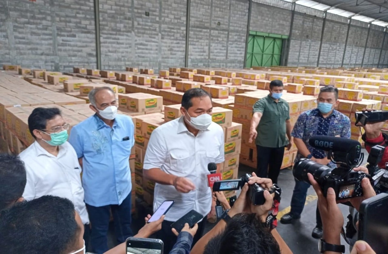 <p>Ket Foto: Menteri Perdagangan Muhammad Lutfi  kembali melakukan inspeksi mendadak (sidak)  ke pabrik dan distributor minyak goreng di Surabaya-Sidoarjo, Jumat (18/2/2022). Mendag menemukan ribuan  migor yang belum didistribusikan ke pasar rakyat. (Foto: Kemendag)</p>
