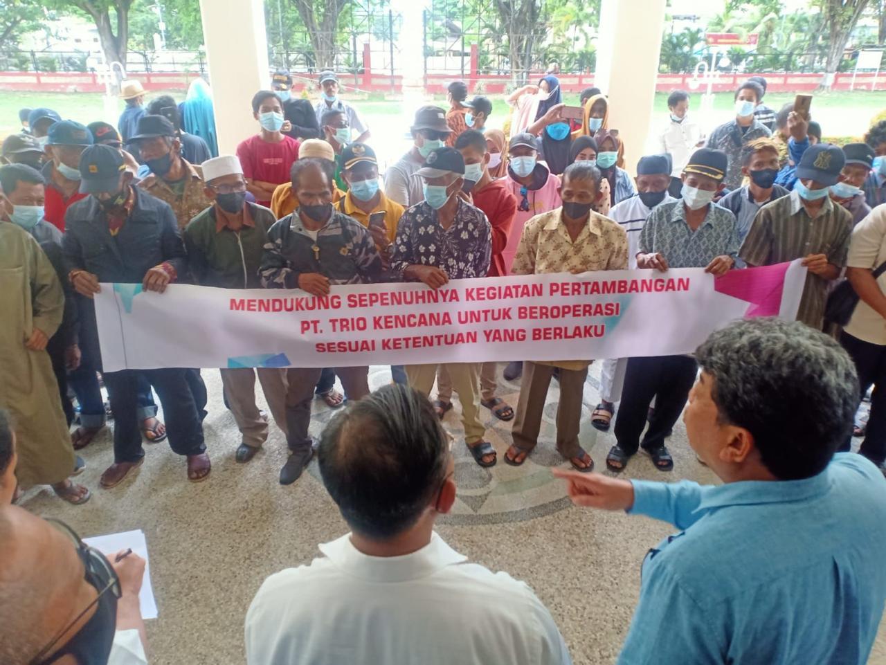 <p>Ket Foto: Puluhan Massa Pro PT Trio Kencana Gelar Demo di Kantor Gubernur Jum&#8217;at (18/2/2022). (Foto/Istimewa)</p>
