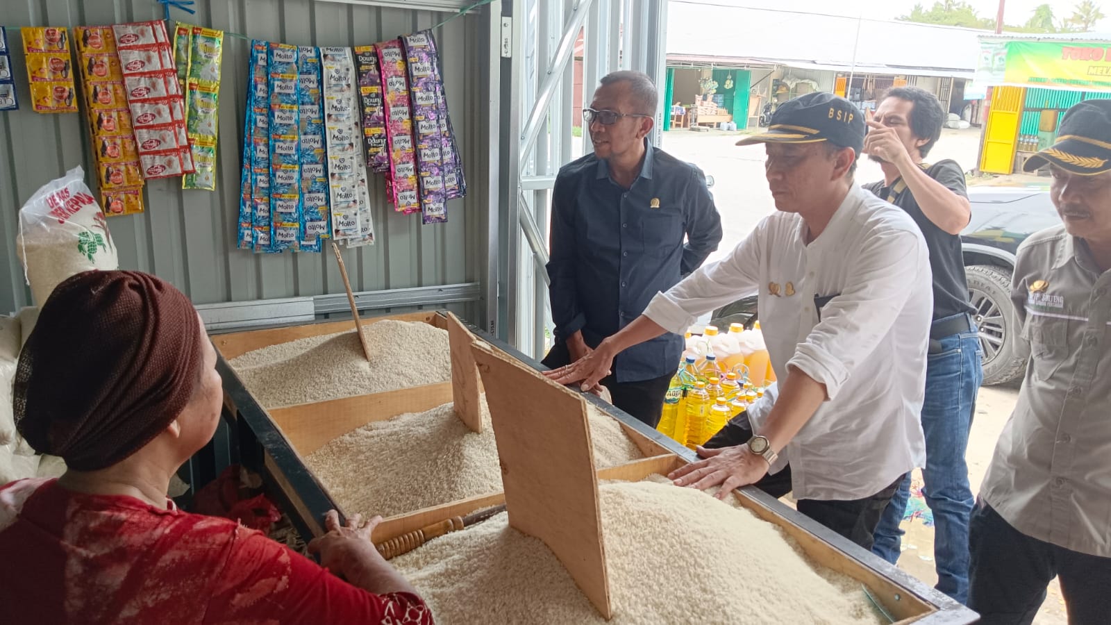 <p>Ket Foto: Staf Khusus Menteri Pertanian, Yesiah Ery Tamalagi melihat langsung ketersediaan beras di Kota Parigi bersama Ketua DPRD Parigi Moutong, Sayutin Budianto. (Foto/Irfan/gemasulawesi)</p>
