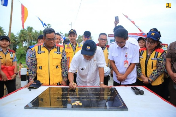 <p>Diresmikan Menteri PUPR, Jembatan Gantung Manembonembo-Girian Bawah Permudah Aktivitsa Warga</p>

