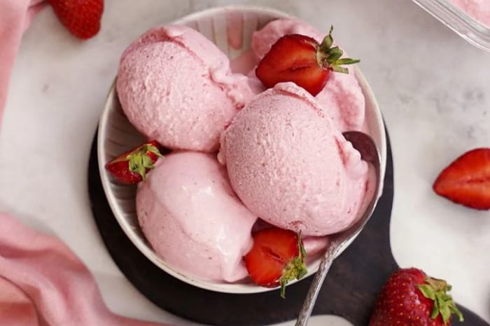 <p>Ket foto: resep mudah pembuatan es krim stroberi (foto/Instagram/@elavegan)</p>
