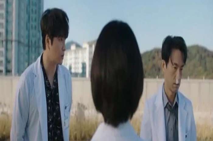 <p>Teaser Drama Korea Doctor Cha Episode 13: Dr Roy Tahu Seo In Ho Akan Segera Bercerai, Ia Nekat Ungkapkan Perasaannya pada Cha Jeong Suk (Foto/ Twitter /@wntrblues)</p>
