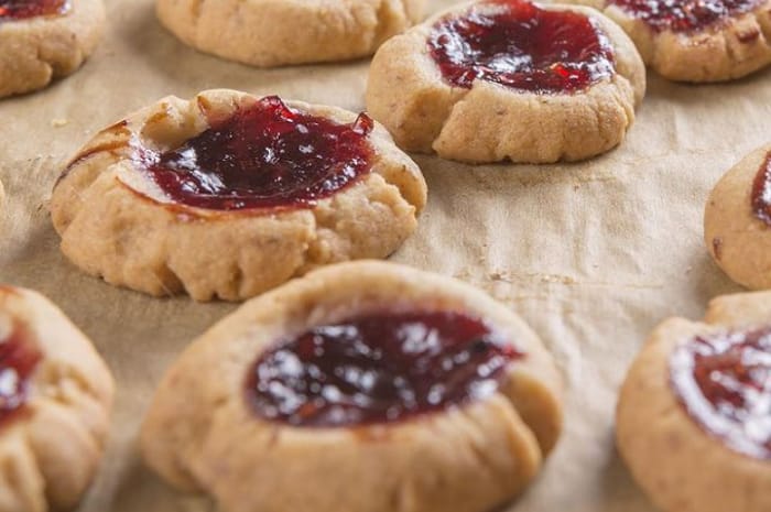 <p>Ket foto: resep membuat kue kacang mentega selai raspberry (foto/Instagram/@luckysupermarkets) </p>
