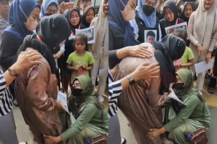 <p>Ket Foto: Ibu Tukul pelaku kasus pembacokan memeluk kaki ibu Arya Saputra sambil meminta maaf (Foto/Instagram/@bogordailynews)</p>
