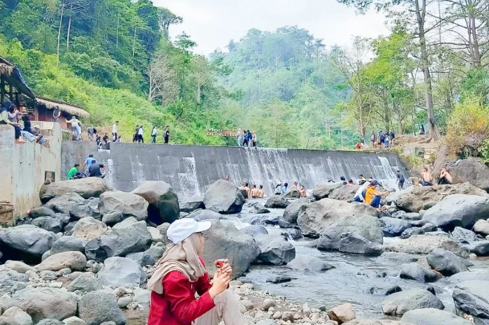 <p>Ket foto: Berburu foto di wisata alam Kali Ndayung yang ada di Jepara, hits di kalangan anak muda (Foto/Instagram/raraa_dh)</p>
