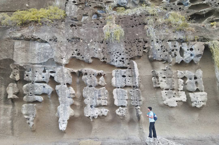 <p>Ket foto: Mengintip keunikan wisata Batu Lohe Selayar Sulawesi Selatan yang memiliki ukiran aksara Mandarin (Foto/Instagram/aahmdtaufiq)</p>
