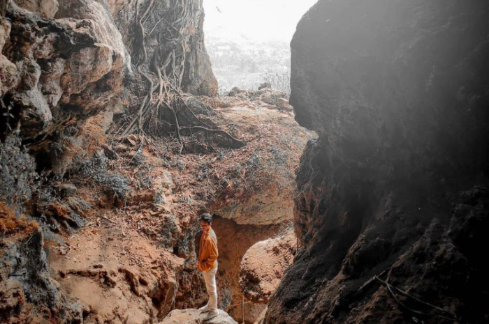 <p>Ket foto: Pesona dari wisata Guha Pawon di Bandung yang bikin sulit berkedip (Foto/Instagram/aay_journey)</p>
