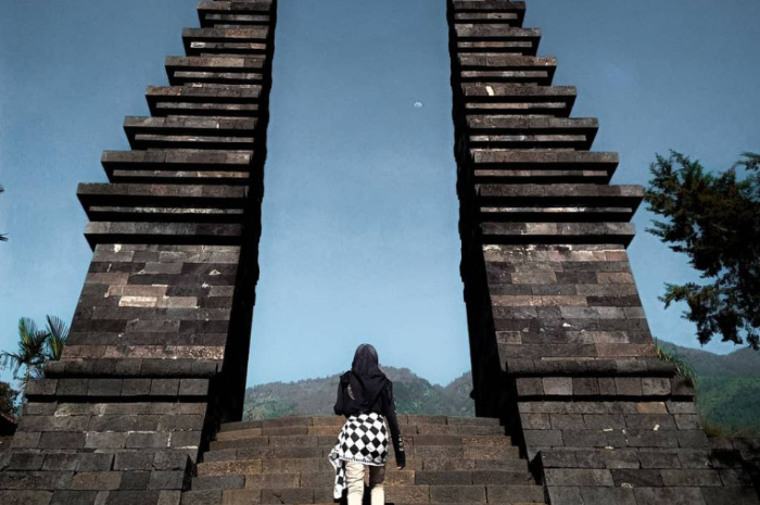 <p>Ket foto: Wisata Candi Cetho Karanganyar di tengah perkebunan teh (Foto/Instagram/ichaasadillah)</p>
