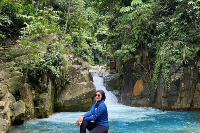 <p>Ket foto: Jernihkan pikiran di wisata Curug Cibaliung Bogor, airnya berwarna biru (Foto/Instagram/fraska897)</p>
