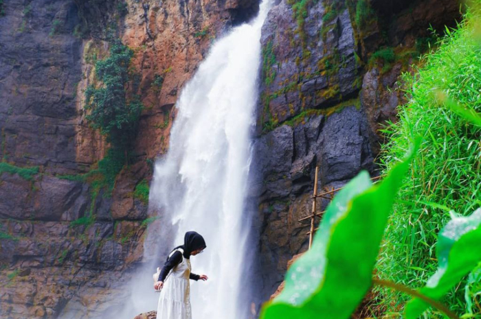 <p>Ket foto: Gemericik suara wisata Curug Cimarinjung Sukabumi bikin pikiran jadi fresh (Foto/Instagram/nurhalimahss)</p>
