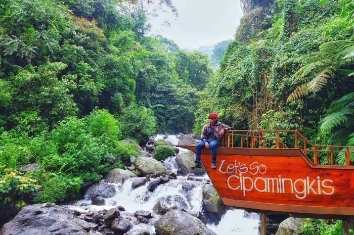 <p>Ket foto: Jernihkan pikiran dengan mengunjungi wisata Curug Cipamingkis Bogor (Foto/Instagram/dhika2602)</p>
