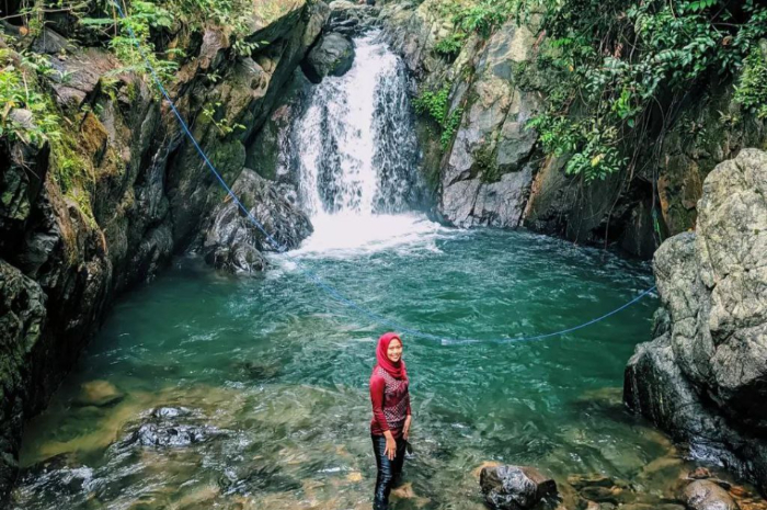 <p>Ket foto: Menjelajah wisata Curug Putri Kencana yang ada di Bogor, indah banget (Foto/Instagram/clarahmadewi)</p>
