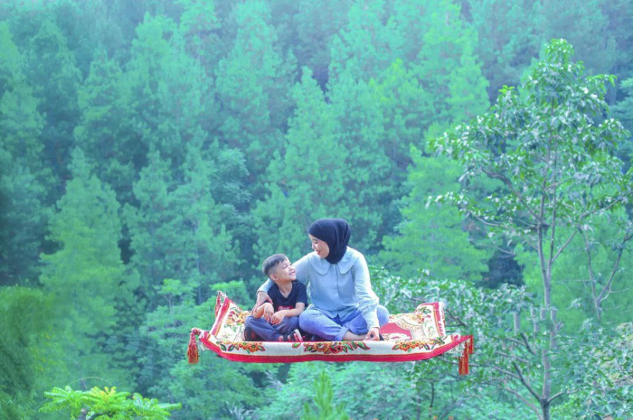<p>Ket foto: Rekomendasi wisata di Bandung yang menyuguhkan spot foto ekstrim dari atas ketinggian, kunjungi Dago Dream Park (Foto/Instagram/@chelarch_mamazii)</p>
