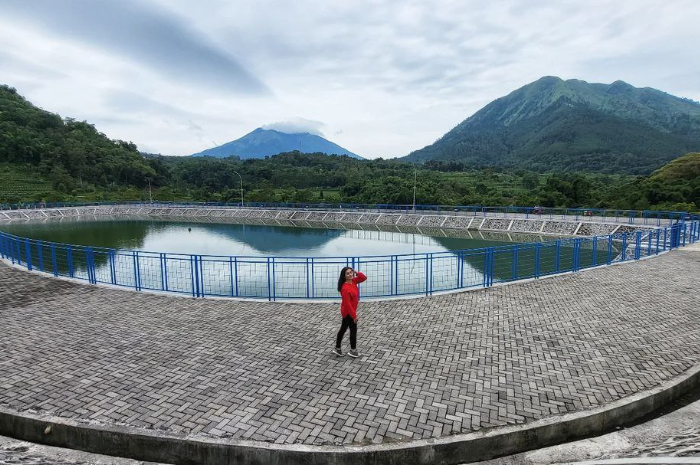 <p>Ket foto: Cantiknya view dari wisata Embung Sekembang Magelang (Foto/Instagram/nanihandayani2806)</p>
