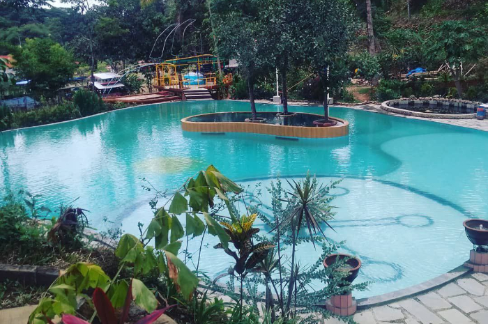 <p>Ket foto: Menjelajah luasnya wisata Ghiffari Valley Kuningan, ada spot foto Instagramable hingga berbagai pilihan kolam renang anak (Foto/Instagram/zhalmiraldy)</p>
