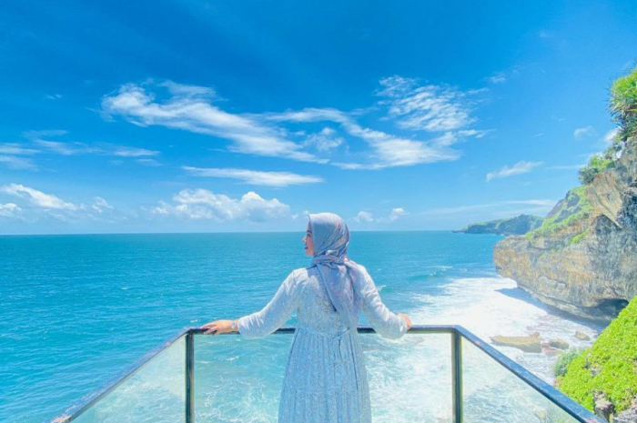 <p>Ket foto: Rekomendasi wisata di Yogyakarta, Heha Ocean View suguhkan pemandangan laut bebas yang menawan (Foto/Instagram/@restyywulandari)</p>
