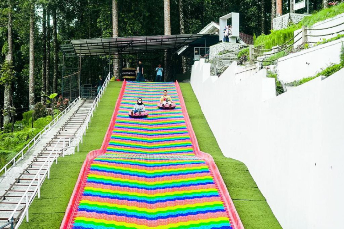 <p>Ket foto: Serunya bermain di wisata Kembanglangit Park Batang (Foto/Instagram/kembanglangit_park)</p>
