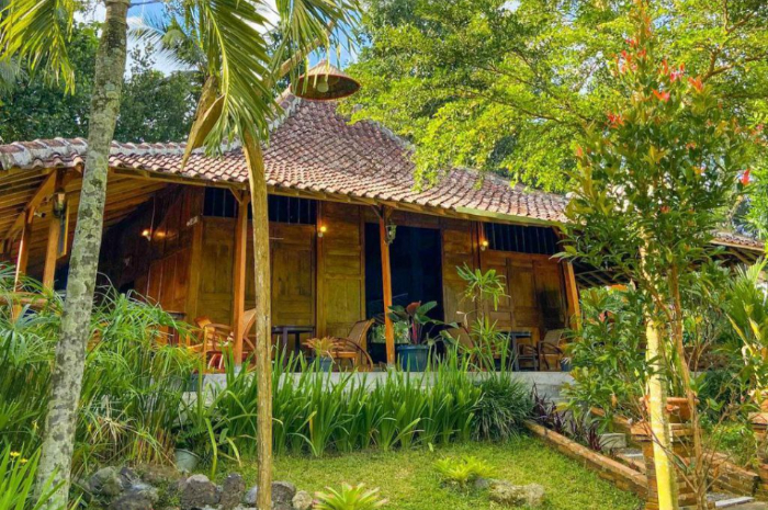 <p>Ket foto: Rekomendasi wisata kuliner keluarga di Yogyakarta, Waroeng Nyamleng suguhkan suasana seperti di pedesaan (Foto/Instagram/waroeng.nyamleng)</p>

